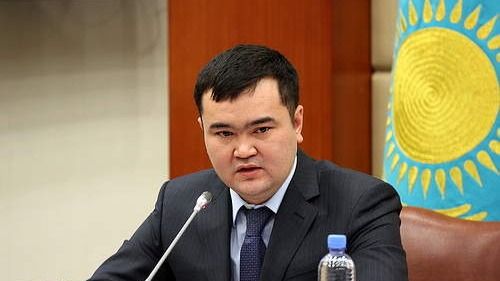 Аким Астаны сказал, что не обижается на сотрудников с детьми