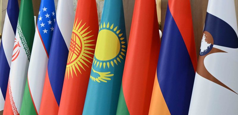 Кыргызстан подал иск к России в суд ЕАЭС из-за полисов медстрахования для семей мигрантов