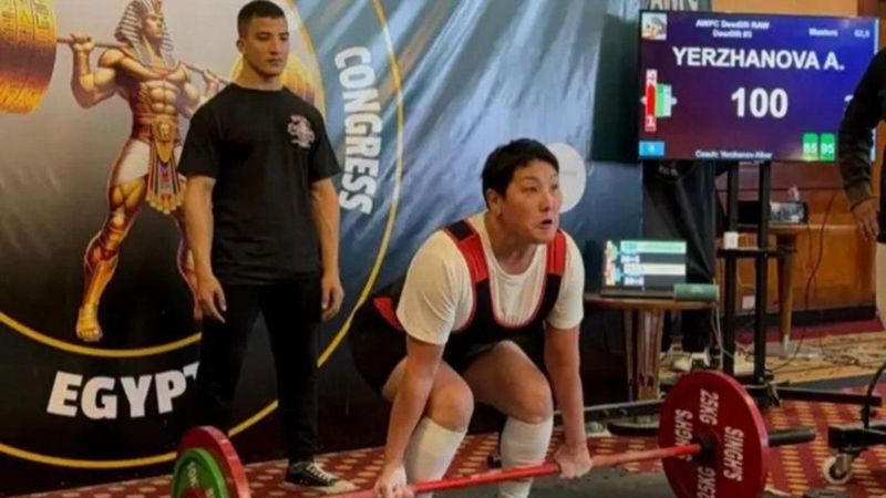 Учитель начальных классов – пауэрлифтерша из Астаны готовится сдвинуть с места грузовик