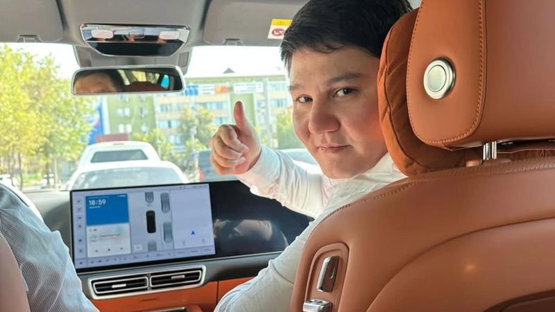 Певец Бейбит Корган устроил скандал на борту самолёта