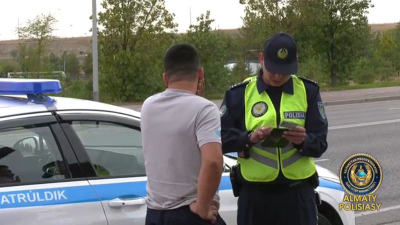 Полиция Алматы стала выявлять липовые техосмотры авто на дорогах города
