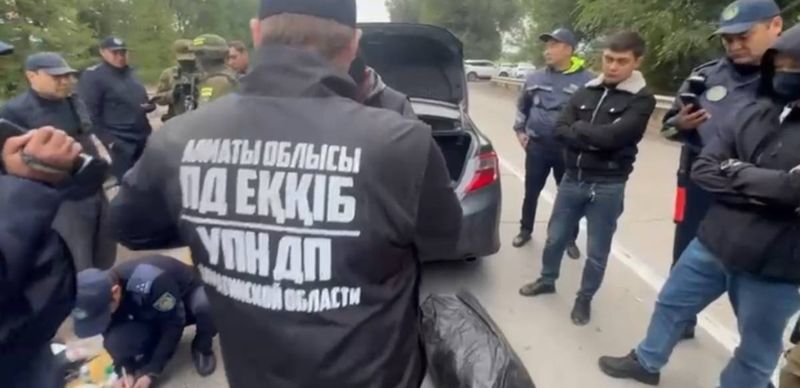 Два мешка марихуаны изъяли силовики у водителя машины в Алматинской области