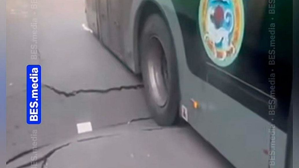 Провалился асфальт по улице Яссауи