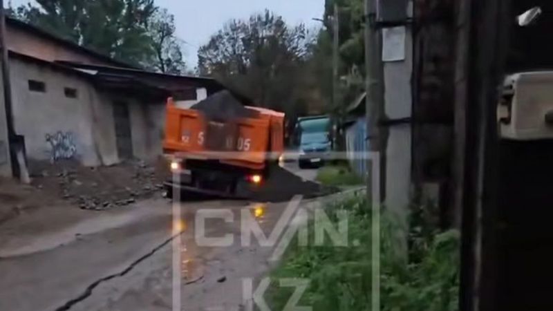 В Алматы очередной провал асфальта – под землю ушёл самосвал