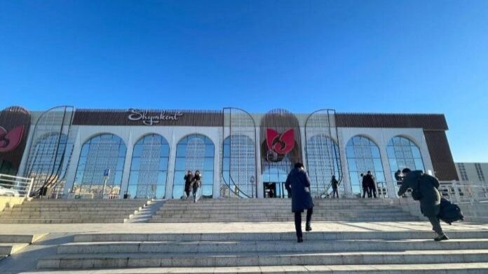 Крыша отремонтированного вокзала в Шымкенте протекла после дождя