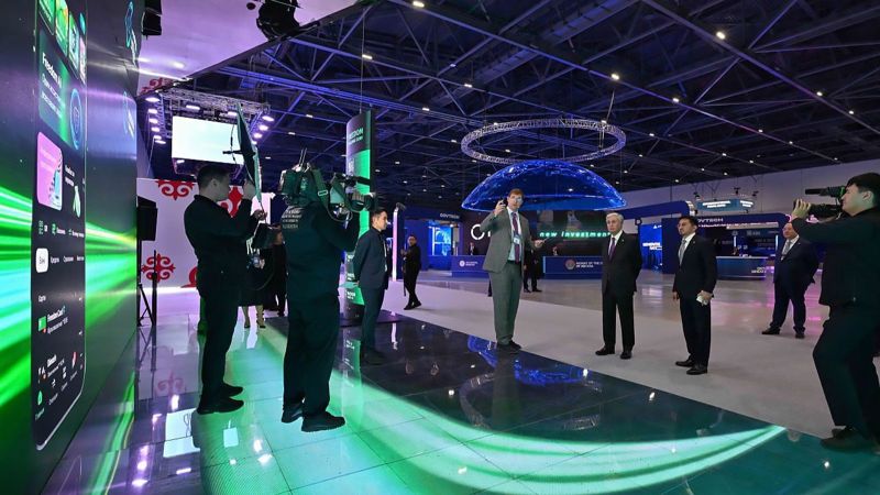 Freedom Bank представил Токаеву AI-ассистента и бесплатный ChatGPT для бизнеса