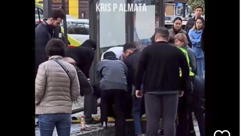 В Алматы ГАЗель протаранила остановку – серьёзно пострадала девушка