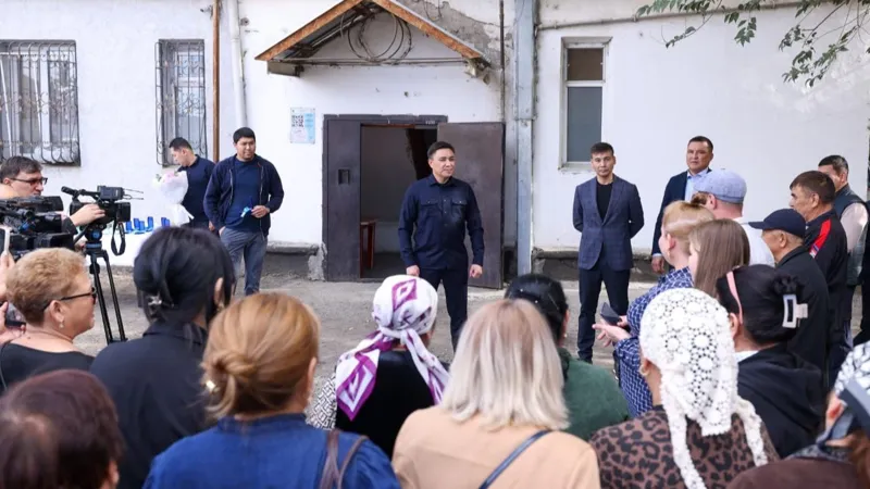 Аким Шымкента Габит Сыздыкбеков вручает ключи от новых квартир
