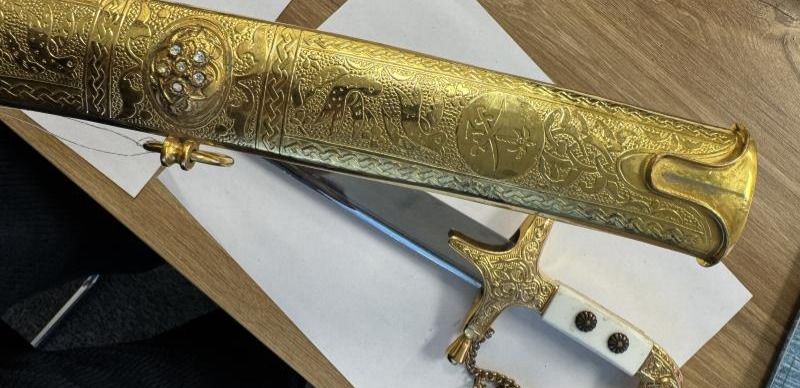 Возврат активов: сувенирные монеты, оружие и драгоценности продали на аукционе