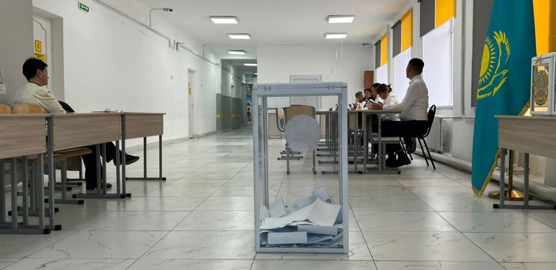 Шоколадки за голоса и полупустые участки: как проходят выборы акима в Семее