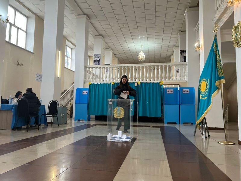 Член ЦКР объяснила, почему первым избирателям дарят подарки