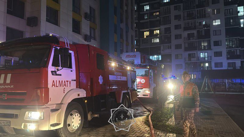 В Алматы пожарные тушат возгорание электрокабелей в жилом доме