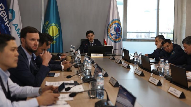 Грузовики в Алматы разрушают асфальт: депутаты предложили усилить контроль на дорогах