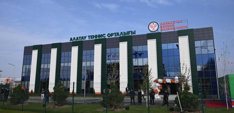 Современный теннисный центр "Алатау" открылся в Алматы