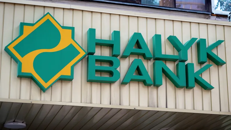 Логотип Halyk Bank на здании