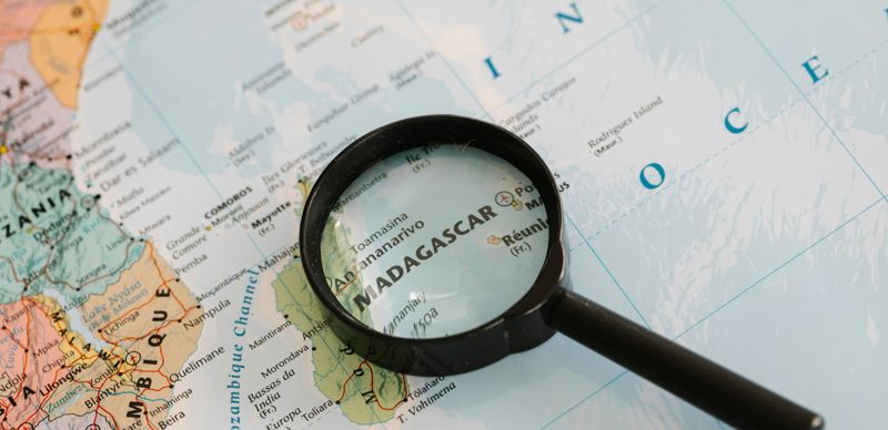 Президент Мадагаскара покинул страну на фоне протестов