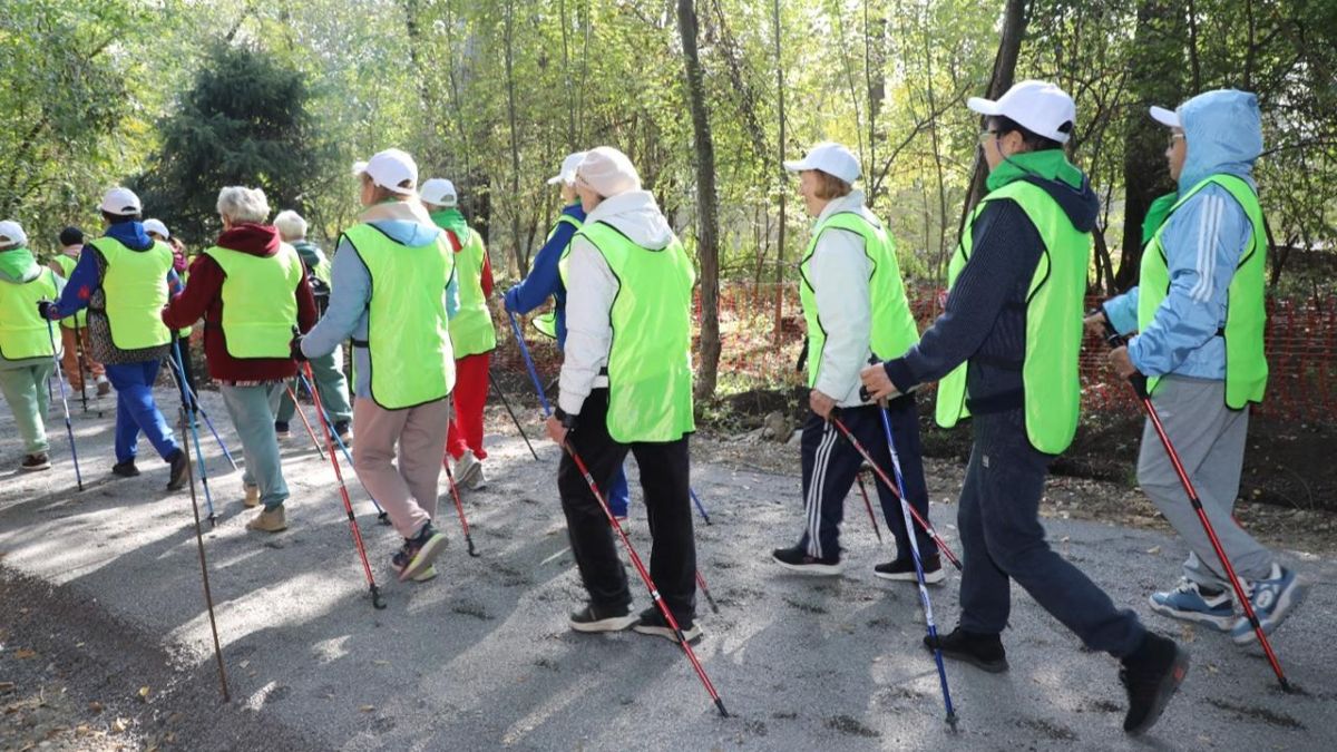 Пенсионеры Центра активного долголетия в роще Баума