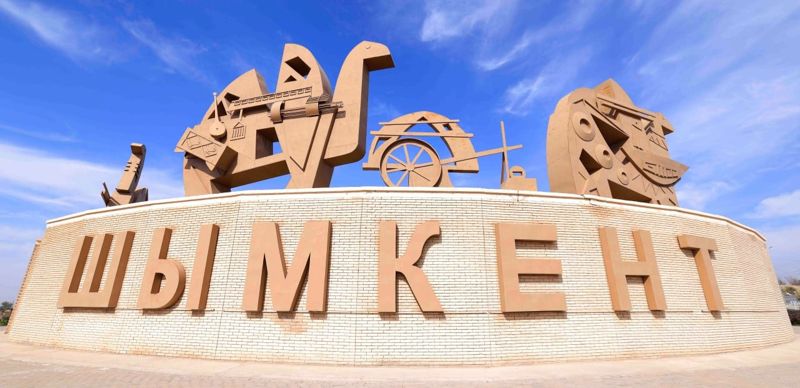 Таксистов в аэропорту Шымкента наказали за приставание к пассажирам