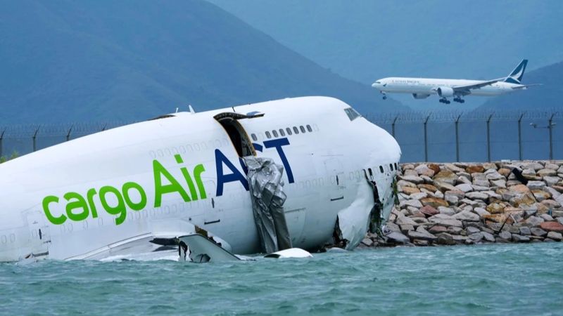 Грузовой самолёт Emirates выкатился с полосы в аэропорту Гонконга – погибли два человека