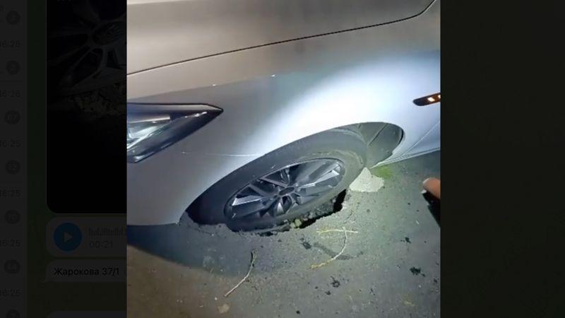 В Алматы легковое авто провалилось в свежий асфальт: подрядчику придётся отвечать