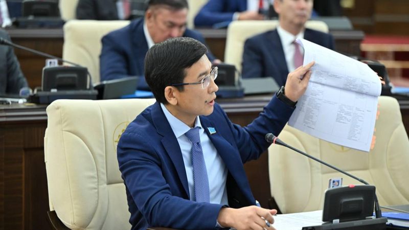 "Туманные формулировки": депутат Аймагамбетов возмутился тем, что придётся дорабатывать за минздрав