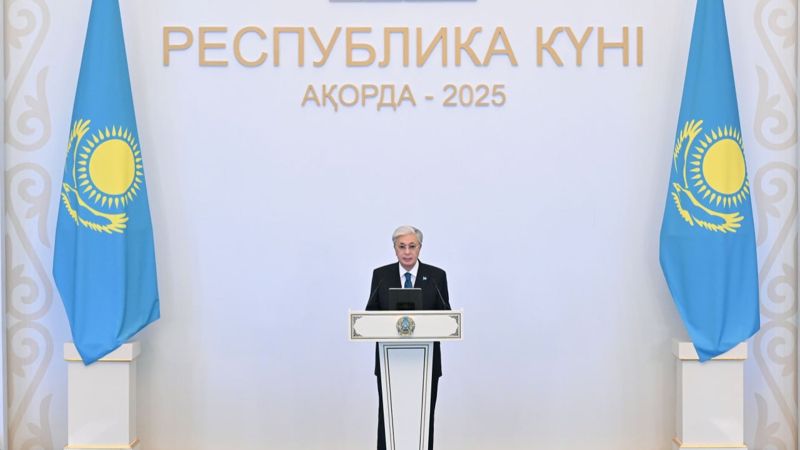 Токаев: "Казахстан должен остаться с сильной президентской властью"
