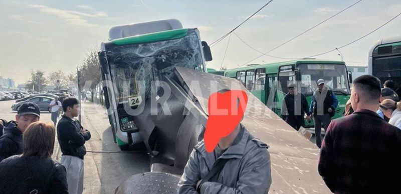 Автобус наехал на остановку и пешехода в Алматы: пострадавшую госпитализировали