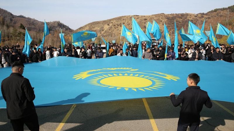 На высоте 40 метров: в Алматы подняли флаг ко Дню Республики