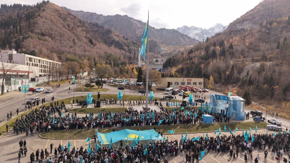 Церемония поднятия государственного флага РК