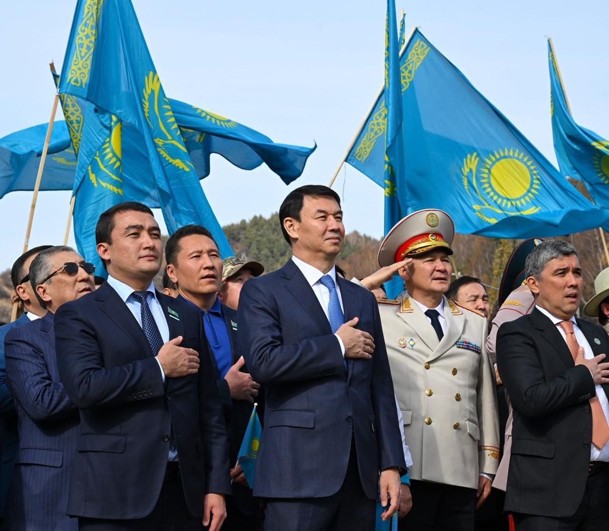 Церемония поднятия государственного флага РК