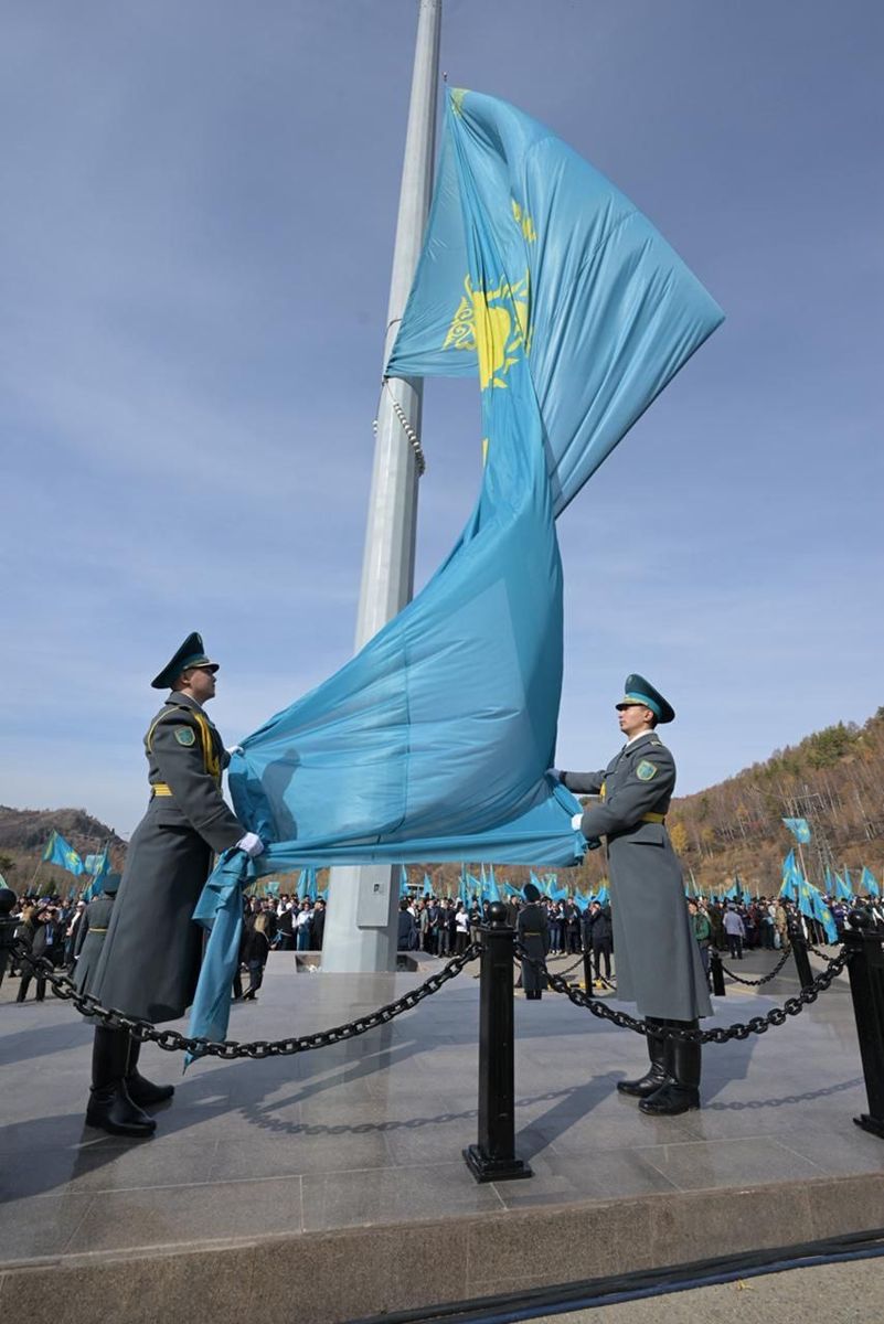 Церемония поднятия государственного флага РК