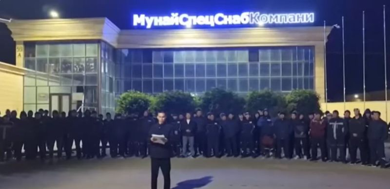Рабочие "МунайСпецСнаб Компани" объявили забастовку в Жанаозене