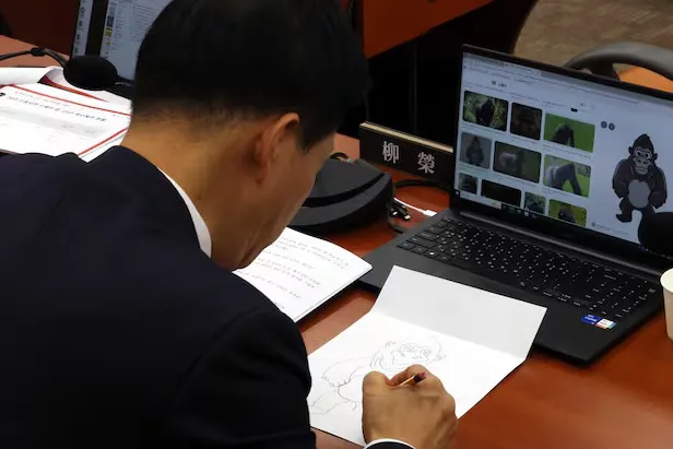 Депутат рисует гориллу на заседании парламента