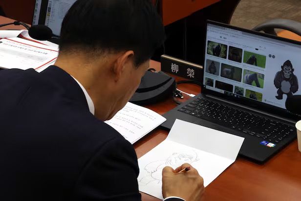 Депутат из Южной Кореи извинился за то, что рисовал гориллу на заседании парламента