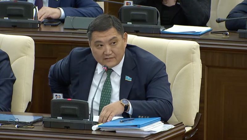 Продлить мораторий на рост тарифов на комуслуги, призвал депутат Базарбек
