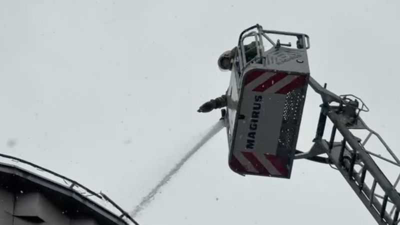 В Алматы тушат пожар в административном здании в микрорайоне Самал