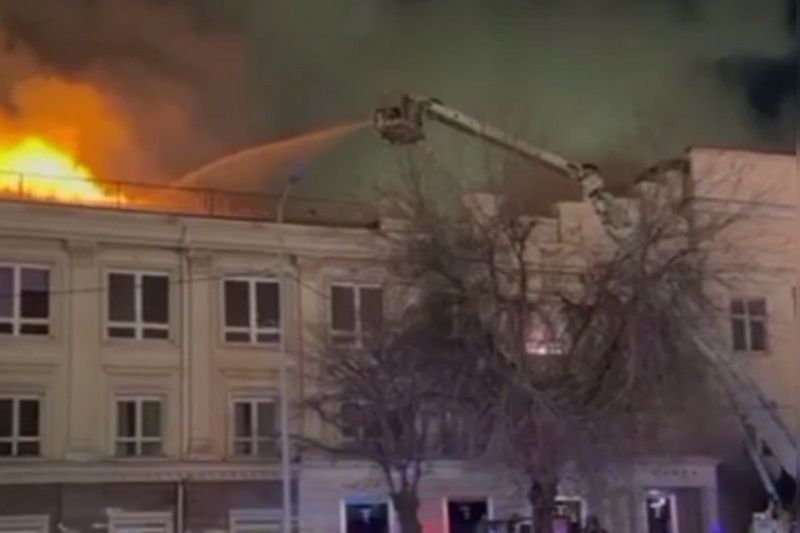 Второй за день крупный пожар в Алматы: горит здание рядом с КБТУ