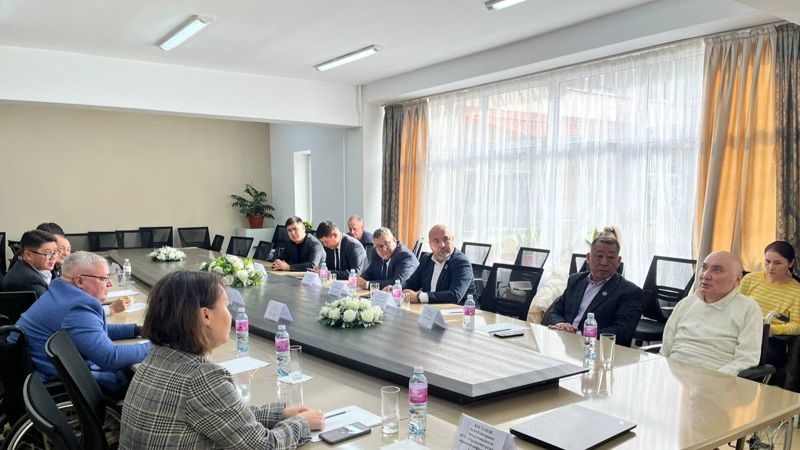 Равный доступ с недоступной властью: почему в Алматы не могут обеспечить удобство перемещения людям с инвалидностью