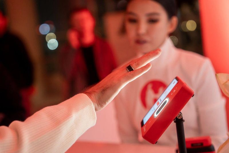 Карта, QR, ладошка: насколько безопасна новая система платежей