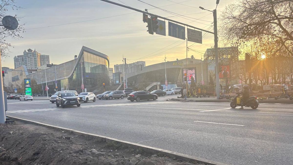 Перекрёсток пр. Достык и ул. Жолдасбекова