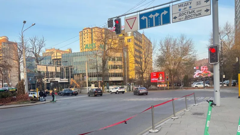 Перекрёсток пр. Достык и ул. Жолдасбекова