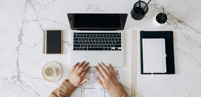 Человек за компьютером