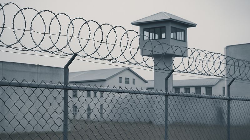 Часовой в Усть-Каменогорске предотвратил переброс запрещённых предметов в учреждение УИС