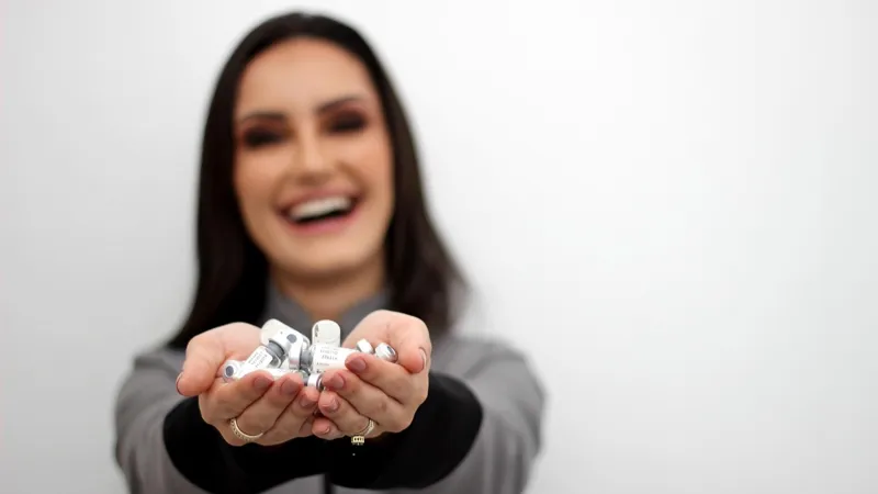 Женщина держит лекарства