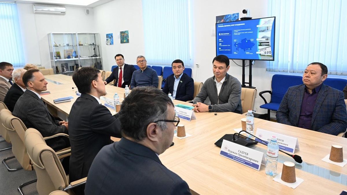 Дархан Сатыбалды встретился с работниками Института ядерной физики