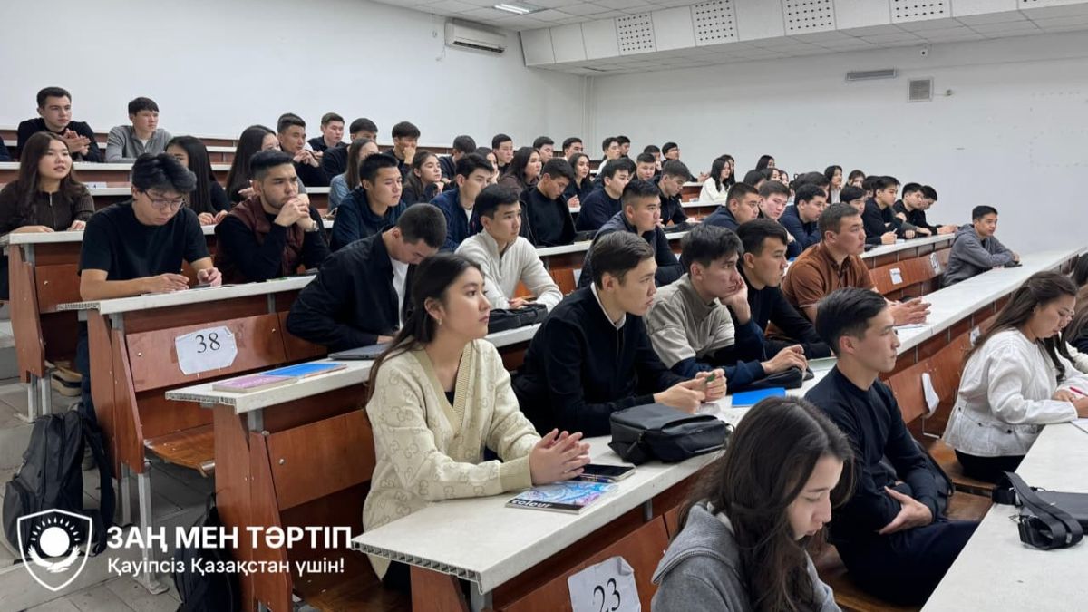 Студенты на уроке по цифровой безопасности