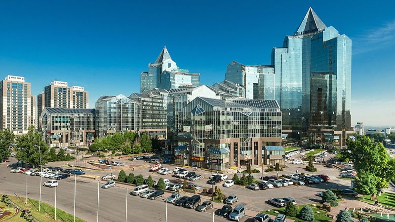 В Нурлы Тау в Алматы начали вводить платные парковки