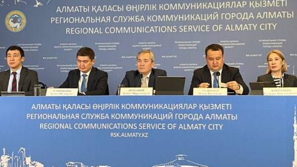 Заместитель акима Алматы Бейбут Шаханов (в центре) ответил на вопросы журналистов об инфраструктуре города