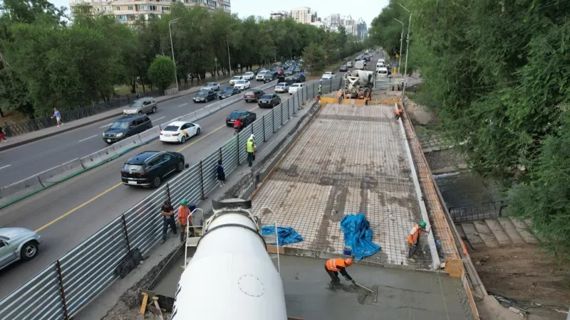 Строительство пешеходного моста через реку Есентай по южной стороне проспекта Аль-Фараби