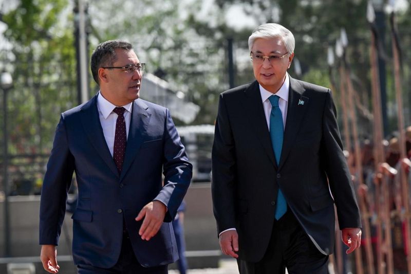 Токаев поздравил Жапарова с успешным проведением выборов в Жогорку Кенеш